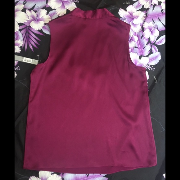 🍍 NWT Shiny V-Neck Sleeveless Blouse by Tahari ASL size XS - Picture 4 of 9